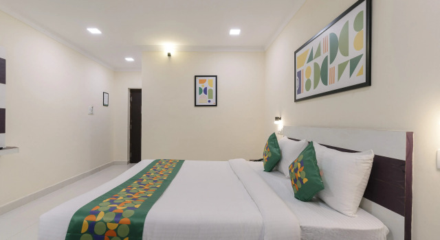 Номер Deluxe Treebo SNS Grand Inn With Swimming Pool