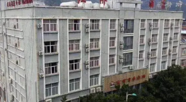 Hongqiao Hotel, Buchen Sie Hotel Lianhuatang Yunnan