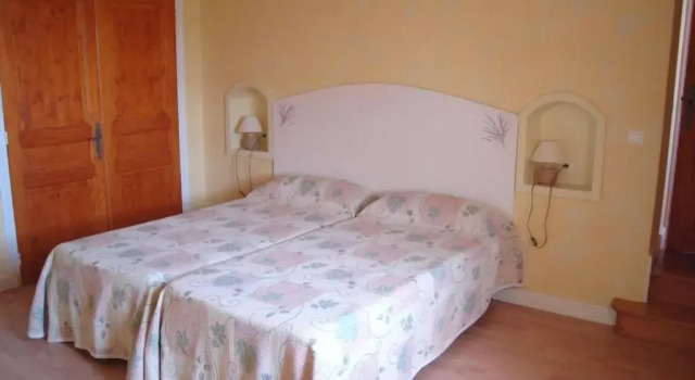 Belle maison de campagne avec piscine, 4 chambres, jardin et terrasse près de Montbrison - FR-1-496-48, Prenota Hotel Hotel a Alvernia con parcheggio, Parcheggio