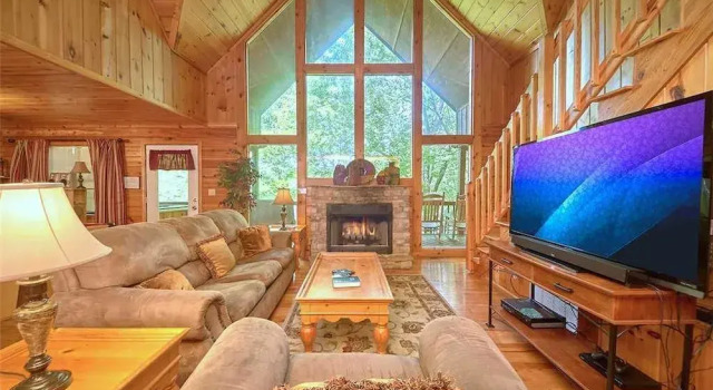 Good Times 3 Bedroom Home with Hot Tub