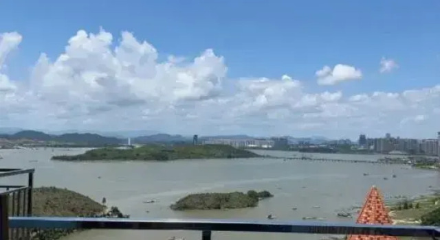 HELLO Sea View Hotel (Sunshine Coast Store)