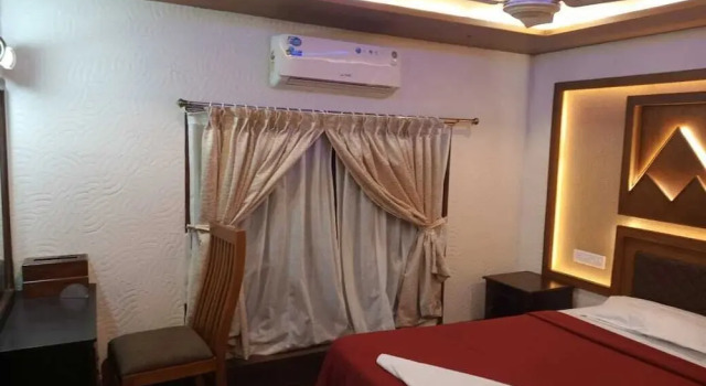 Private Houseboat