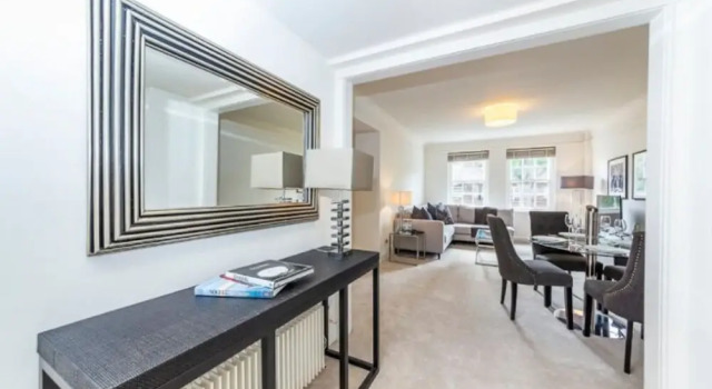 Two Bed Flat in Fashionable Chelsea, Забронировать Отель Кенсингтон и Челси Лондон, рядом с Здание «Мишлен Хауз»