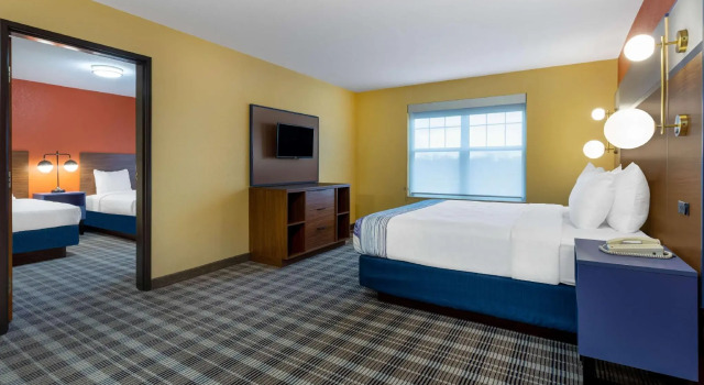 Четырёхместный люкс c 1 комнатой AmericInn by Wyndham Fulton Clinton