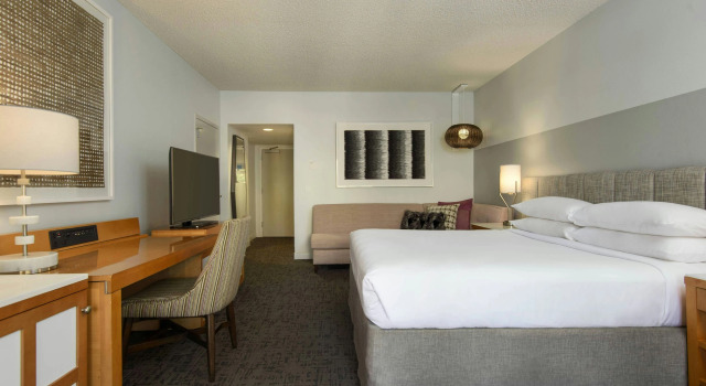 Renaissance Palm Springs Hotel, Забронировать Отель Палм-Спрингс Coachella Valley, рядом с Plaza de las Flores Shopping Center
