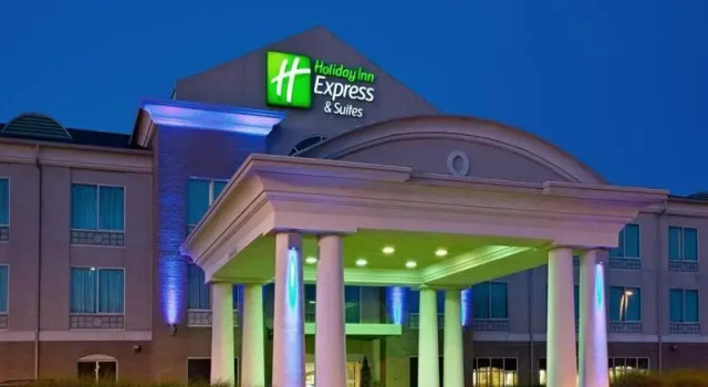 Люкс Grand Comfort Inn & Suites Greenwood near University