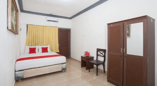 RedDoorz @ Jalan Dukuh Kupang Surabaya