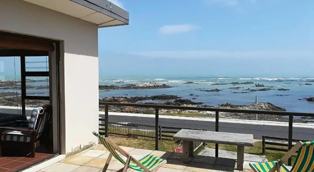 Franskraal-Rustic Family Beach House from R1450 per night, sleeps 6,min 2 nights
