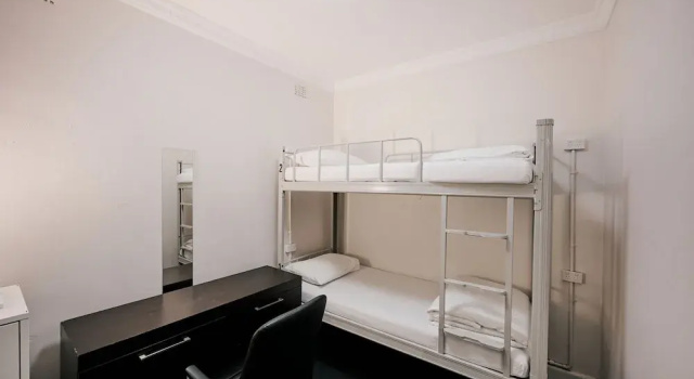Кровать в общем номере с балконом Urban Nomad Potts Point - 18 to 39 only