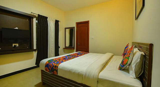 Номер Deluxe FabHotel Greenwood Stays