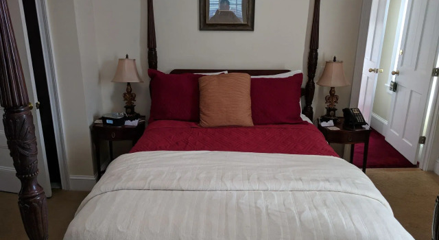 Almondy Inn Bed & Breakfast, Забронировать Отель «постель и завтрак» Отели Ньюпорт с парковкой, рядом с Развлекательный центр Ryan Family Amusements, Парковка