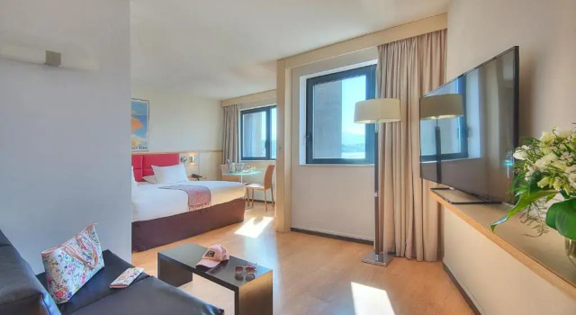 Двухместный номер Privilege с видом на гавань Mercure Ajaccio