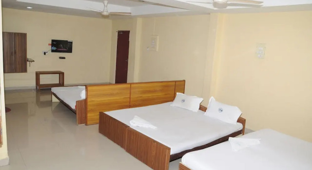 Кровать в общем номере с 6 комнатами Hotel Chanma International