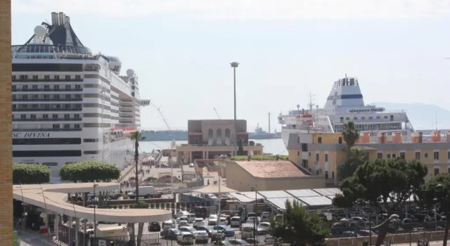 Двухместный номер Deluxe с балконом и с видом на море LA FINESTRA SUL PORTO