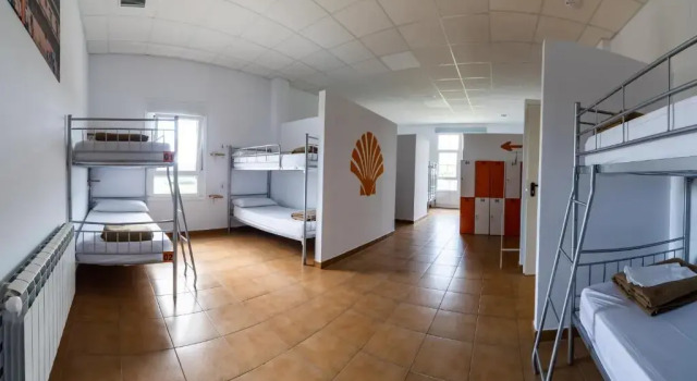 Кровать в общем номере Albergue Espiritu Xacobeo