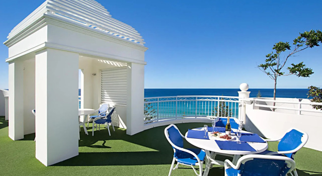 Кровать в общем номере с 2 комнатами ULTIQA Burleigh Mediterranean Resort