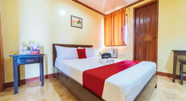 Двухместный номер Standard RedDoorz near Golden Sarok Shrine