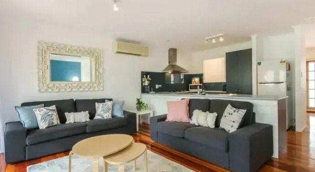 Stylish 3 Bedroom Family Home in Leafy Paddington, Забронировать Отель Отели Брисбна 4 звезды, рядом с Баптистская церковь Windsor Road, 4*