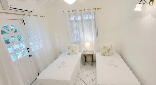 Two Bedroom Villa with Private Pool Near to Beaches - Date House 2 Villa by RedAwning, Réserver Villa Cottages à Monchy, Cottage