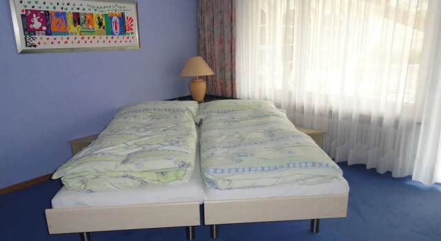 Кровать в общем номере с балконом Artist Apartments & Hotel Garni
