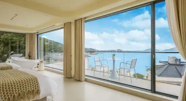 Люкс с балконом и seafront MaxHotel
