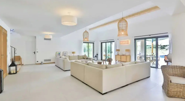 Magnificent Villa Overlooking the bay of Canebiers, Забронировать Вилла Сен-Тропе Сен-Тропе залива, рядом с Plage de la Moutte