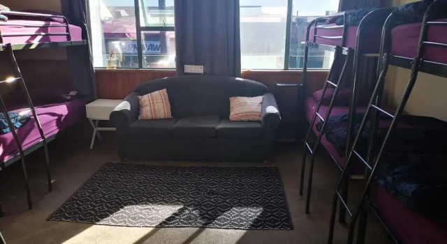 Кровать в общем номере Mountain Jade Backpackers