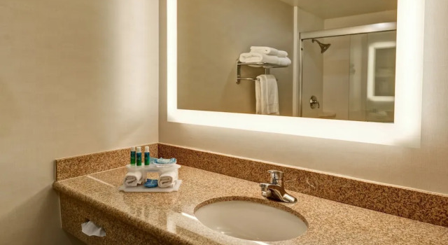 Двухместный люкс Holiday Inn Express Newport Beach by IHG