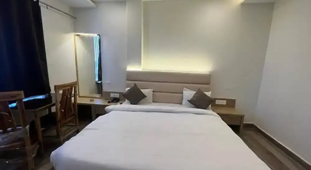 Номер Deluxe FabHotel Prakash
