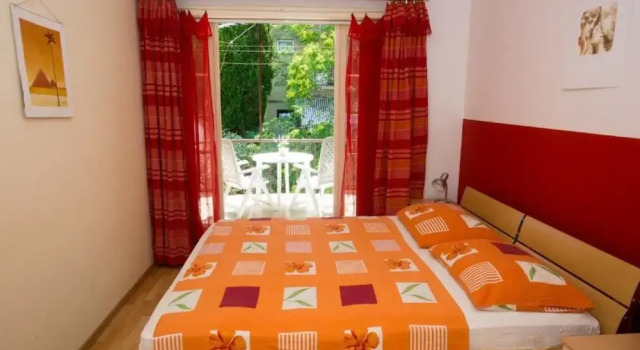 Comfortable Apartment With Balcony & Garden View, Prenota Appartamento Splitska 