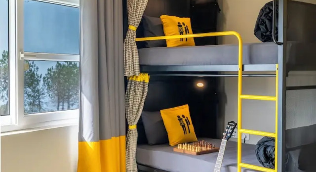 Кровать в общем номере с балконом и с видом на окрестности The Hosteller Dharamshala, Mountain Escape
