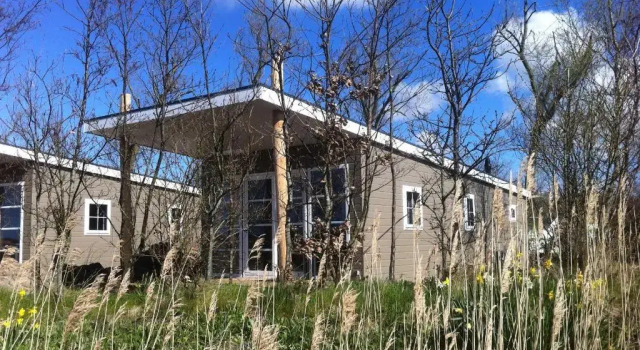 Бунгало Deluxe Strand49 Glamping Sint Maartenszee