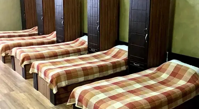 Кровать в общем номере Аура