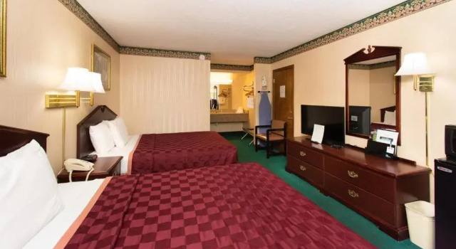 Четырёхместный номер Standard Ozarka Lodge Eureka Springs