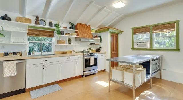 Коттедж Mount Dora Home: Private Pool, Spa & Tropical Bar!