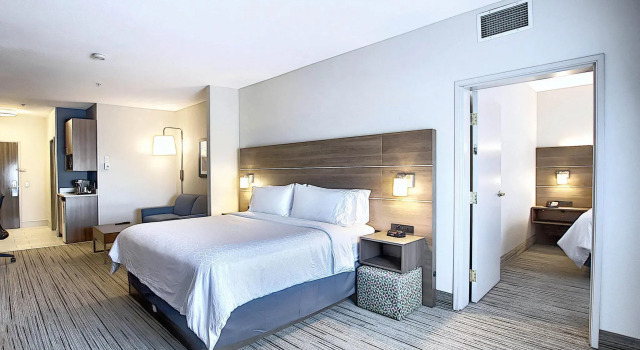 Двухместный люкс c 1 комнатой Holiday Inn Express Airport Calgary by IHG