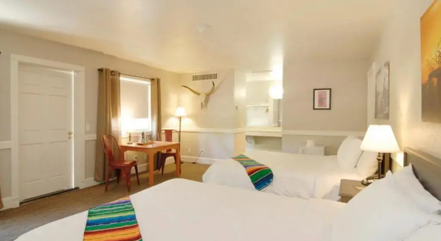 Четырёхместный номер Standard с балконом Palm Canyon Hotel and RV Resort
