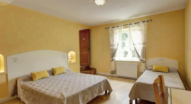 Belle maison de campagne avec piscine, 4 chambres, jardin et terrasse près de Montbrison - FR-1-496-48, Prenota Hotel Hotel a Alvernia con parcheggio, Parcheggio
