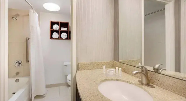 Четырёхместный номер Deluxe с балконом Courtyard by Marriott Cleveland Beachwood