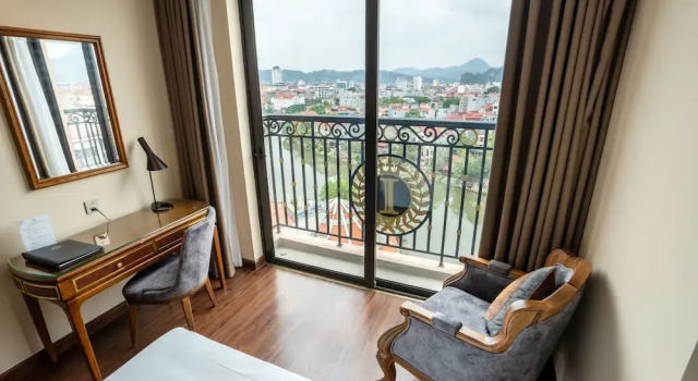 Двухместный номер Deluxe с балконом и с видом на озеро Imperial Hotel Lạng Sơn