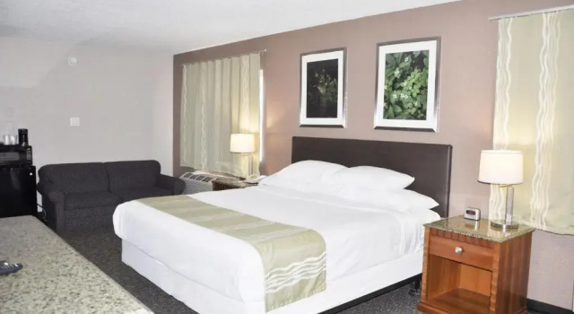 Номер Standard Bison Inn & Suites on University