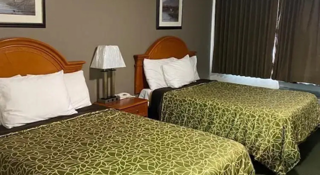Четырёхместный номер Standard Angus Inn Motel