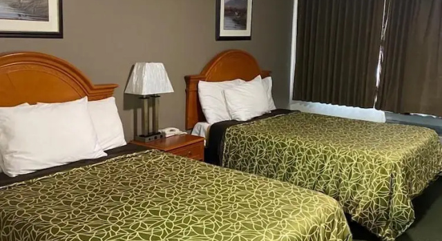 Четырёхместный номер Standard Angus Inn Motel