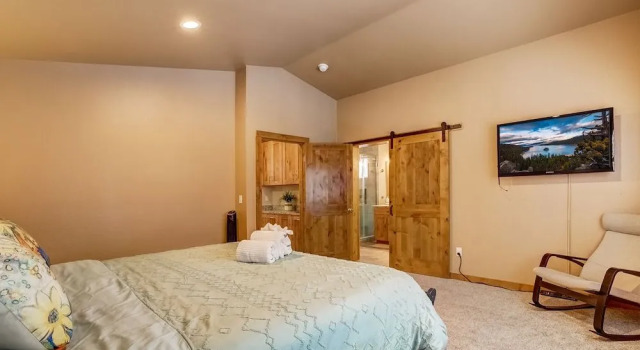 Sutter Trail Sparkles - Air Conditioned Large Family Home!, Забронировать Дом для отпуска Отели South Lake Tahoe Area с парковкой, Парковка