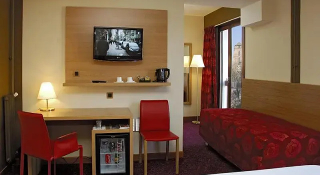 Standart üç kişilik oda Inter-Hotel De La Tour Maje
