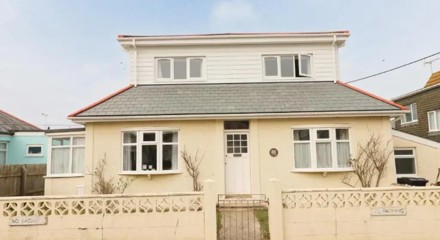 Spacious & modern beach house, 100m to beach