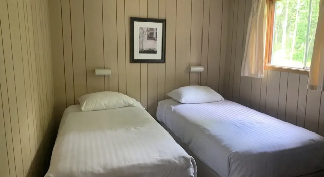 Коттедж с 3 комнатами Colonial Bay Motel and Cottages