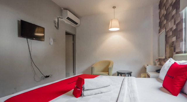 RedDoorz Plus near Mangga Besar Station 2, Забронировать Отель Отели Джакарты 3 звезды, рядом с Glodok Market, 3*