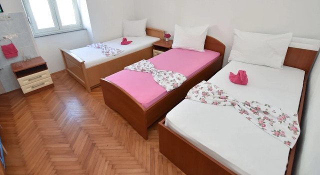 Апартаменты с 3 комнатами рядом с пляжем Apartments Smoky M
