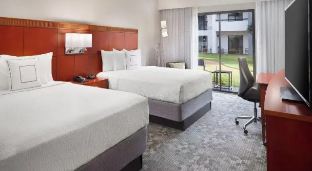 Четырёхместный номер Standard Courtyard by Marriott Atlanta Airport South/Sullivan Road
